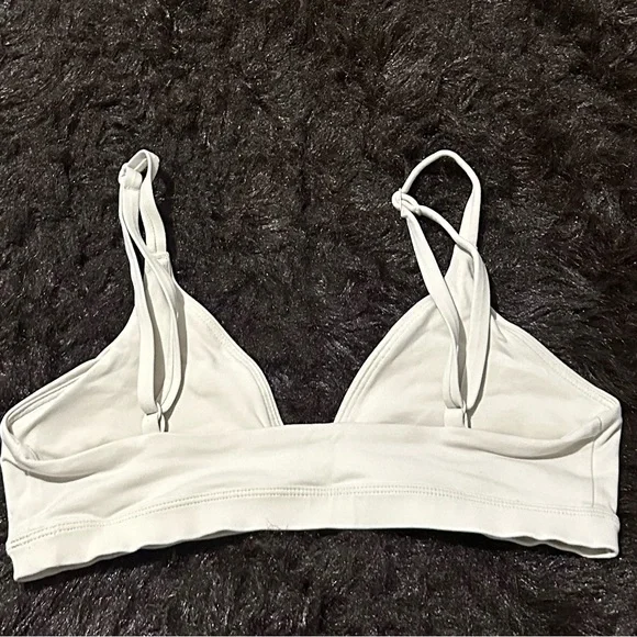 Aritzia
Original Contour Triangle Bralette in matte pearl - Picture 8 of 9